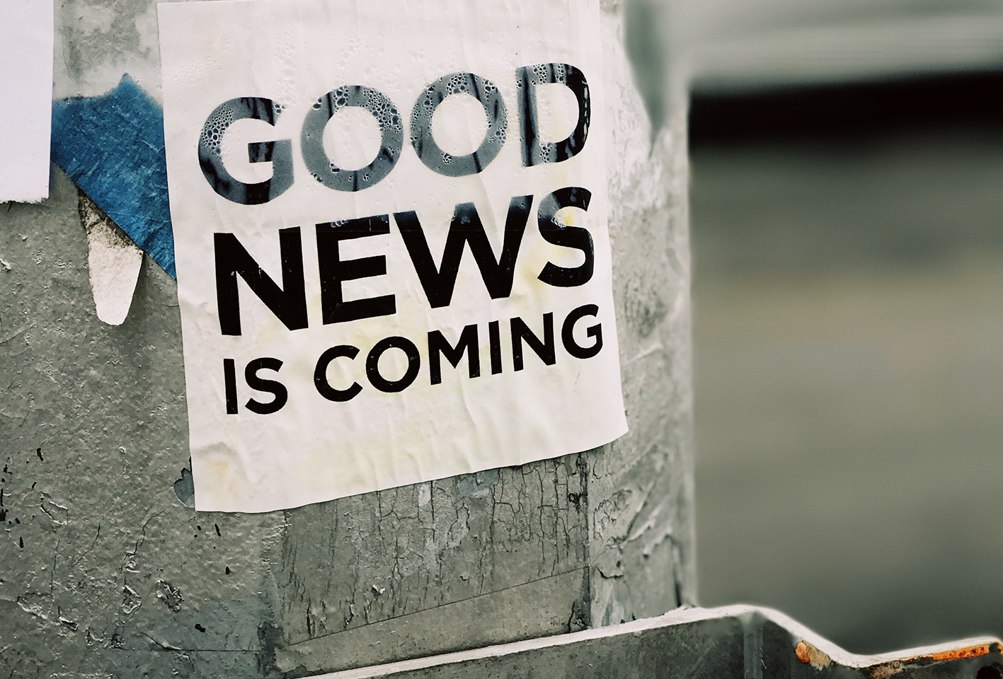 Straatpaal met affiche Good News is Coming